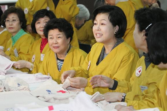 대통령 부인 김윤옥(왼쪽 세번째) 여사가 19일 서울 염창동 대한적십자사 중앙혈액원에서 자원봉사자 및 주한외교사절 부인 등과 함께 어려운 이웃에게 나눠줄 선물주머니를 만들고 있다. 최해국기자 seaworld@seoul.co.kr