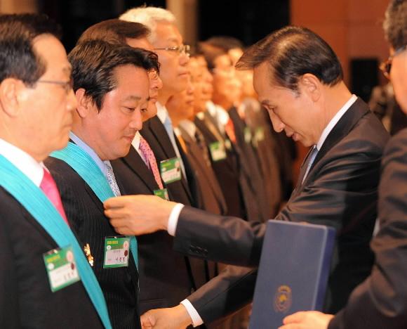이명박(오른쪽) 대통령이 19일 서울 삼성동 코엑스에서 열린 ‘제 35회 상공의 날’ 기념식에서 이웅열 코오롱그룹 회장에게 금탑산업훈장을 수여하고 있다. 최해국기자 seaworld@seoul.co.kr