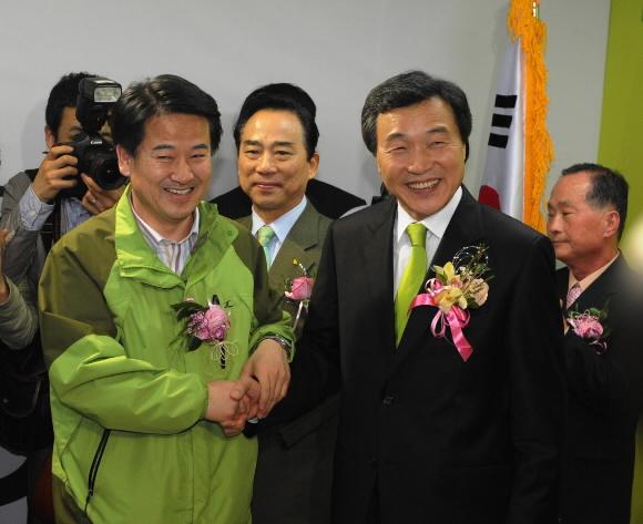 통합민주당 손학규(앞줄 오른쪽) 대표가 20일 서울 종로구 경운동 선거 사무소에서 열린 개소식에서 정동영 전 통일부 장관과 악수를 나누고 있다. 이언탁기자 utl@seoul.co.kr