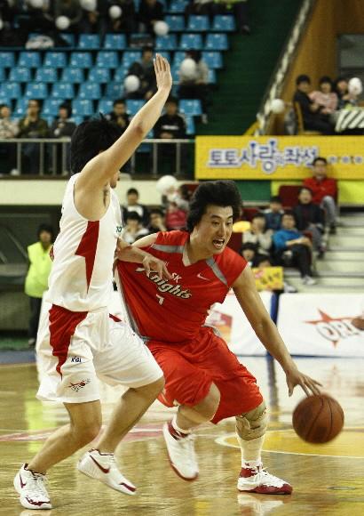 SK 방성윤(오른쪽)이 20일 대구체육관에서 열린 07∼08프로농구 원정경기에서 오리온스 전정규의 수비를 피해 돌파를 시도하고 있다. 대구 노민규기자 nomk73@sportsseoul.com/