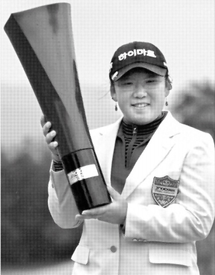 짜릿한 우승                          신지애가 23일 일본 고치현 도사골프장에서 끝난 JLPGA투어 요코하마타이어 PRGR레이더스컵에서 우승한 뒤 트로피를 들어올리며 활짝 웃고 있다. KLPGA 제공