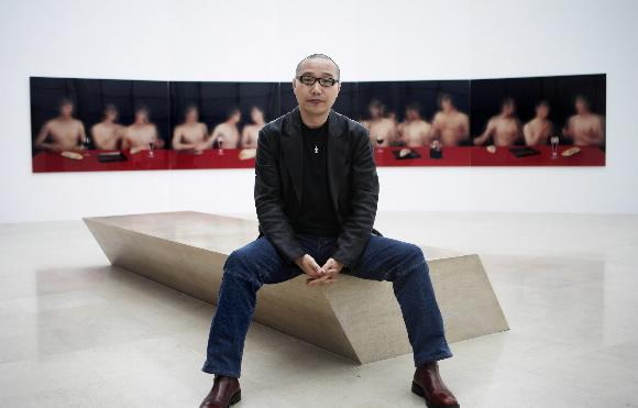 대형 사진작품 ‘최후의 만찬’ 앞에 앉은 사진작가 김아타.“개인의 정체성은 나 아닌 것들과의 통합으로 비로소 완전해진다.”고 말한다. 로댕갤러리 제공