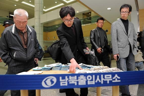 퇴근하는 남측 근로자   개성 남북경협사무소 남측 요원들이 철수한 27일 저녁 개성공단에 입주한 남측 기업 근로자들이 평소와 마찬가지로 경기 파주시 남북출입사무소를 거쳐 퇴근하고 있다. 파주 이호정기자 hojeong@seoul.co.kr