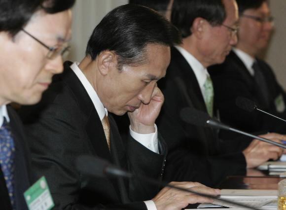 이명박 대통령이 31일 오전 여의도 금융위원회 회의실에서 열린 금융위 업무보고에서 일산 어린이 납치 미수사건에 대한 경찰의 안이한 대응을 강도 높게 질책한 뒤 심각한 표정으로 자료를 들여다보고 있다. 최해국기자 seaworld@seoul.co.kr