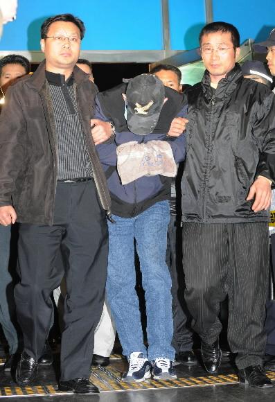 일산 초등생 납치미수사건의 유력한 용의자 이모(가운데)씨가 31일 밤 경찰관들에 의해 수사본부가 차려진 일산경찰서로 압송되고 있다. 고양 손형준기자 boltagoo@seoul.co.kr