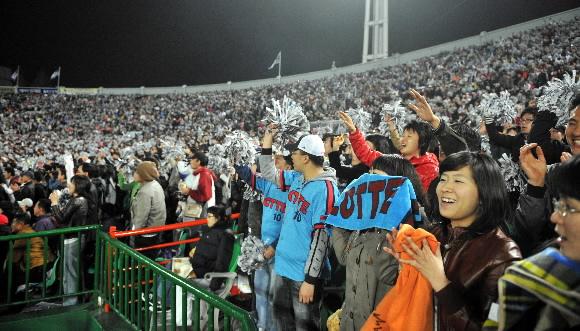 1일 가공할 파괴력을 지닌 팀으로 거듭난 롯데의 SK 격파를 지켜보기 위해 2년 연속 홈 개막전 매진을 기록한 부산 팬들이 사직구장을 빼곡히 메운 채 응원을 보내고 있다. 부산 성복현기자 hsung@sportsseoul.com