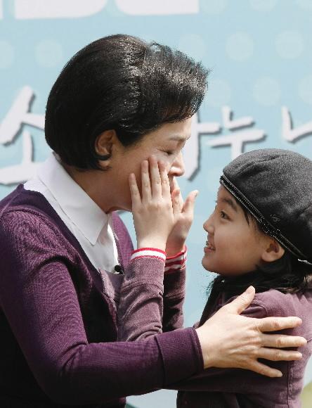 김윤옥 여사가 6일 장애어린이를 초청한 자리에서 시각장애 어린이인 윤선혜(12)양에게 얼굴을 만져보게 하고 있다. 최해국기자 seaworld@seoul.co.kr