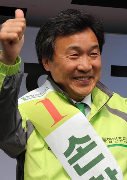 4·9 총선이 이틀 앞으로 다가온 7일 통합민주당 손학규 대표가 각각 수원 권선 및 서울 종로 지역에서 연설하고 있다. 수원 김명국·서울 이언탁기자 daunso@seoul.co.kr