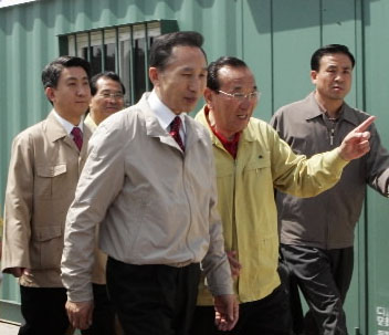 이명박 대통령이 고병원성 조류 인플루엔자(AI) 피해지역인 전북 정읍시 영원면에 위치한 방역 초소를 방문, 현장을 둘러보고 있다. 정읍 최해국기자 seaworld@seoul.co.kr