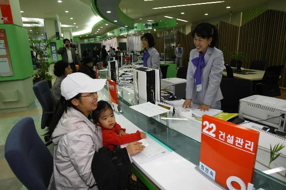 서초구 OK민원센터를 찾은 주부가 ‘논스톱 민원’ 서비스를 받고 있다. 서초구 제공