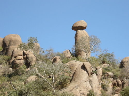 에티오피아판 흔들바위 혹은 남근석