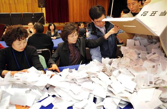 9일 오후 서울 여의도고등학교에 마련된 개표소에서 개표요원들이 투표용지를 분류하고 있다. 정연호기자 tpgod@seoul.co.kr