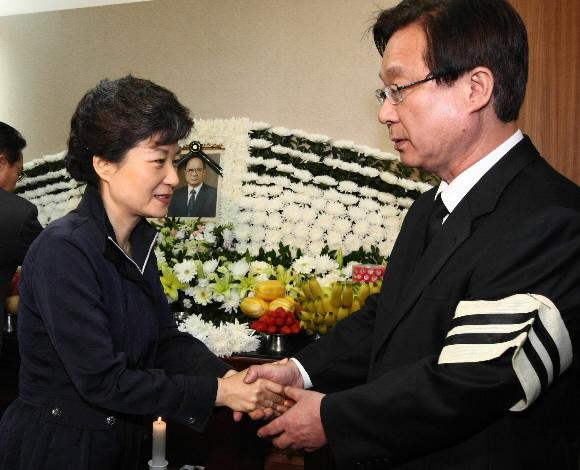 朴 전대표의 姜대표 조문  한나라당 박근혜 전 대표가 11일 저녁 대구 경북대학교병원 장례식장에 마련된 강재섭 대표 부친의 빈소를 찾아 조문하고 있다. 대구 김명국기자 daunso@seoul.co.kr