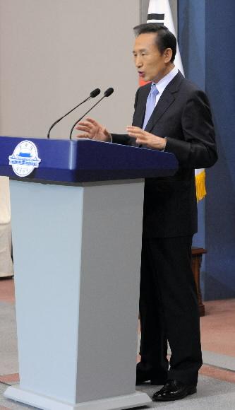 이명박 대통령이 13일 오전 청와대 춘추관에서 취임 후 첫 기자회견을 갖고 미국·일본 순방 구상과 총선 이후 국정운영 방향을 설명하고 있다. 청와대 사진기자단