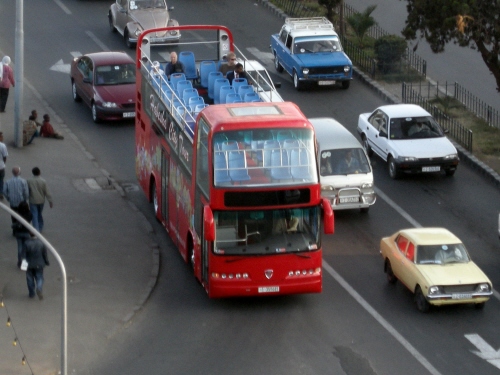 아디스 아바바에 등장한 2층짜리 빨간 버스.