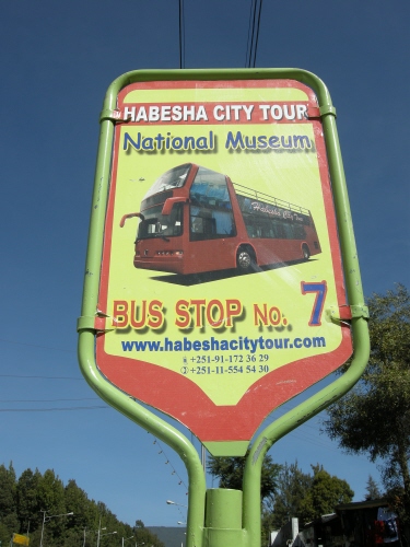 국립박물관 앞에 서 있는 시티 투어 버스 정류장 간판. 전화번호는 같은데 홈페이지는 그새 주소가 바뀌었다. (http://habeshacenter.com/)