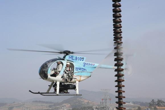 더러워진 ‘애자’를 헬기로 청소하는 모습. 한전 제공 