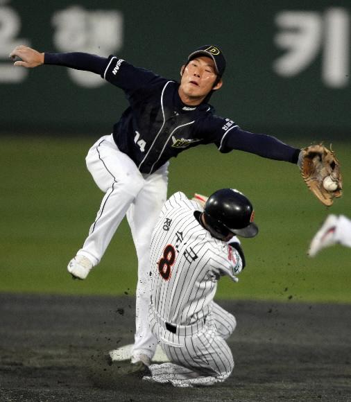 대도 정수근 450번 훔쳤다 롯데 정수근(아래)이 15일 두산과의 프로야구 사직경기 1회말 1사 1루에서 2루를 훔치는 데 성공, 개인 통산 450도루 기록을 세우고 있다. 박진업기자 upandup@sportsseoul.com