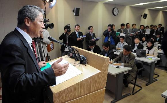 육과학기술부 우형식 제1차관이 15일 서울 세종로 정부중앙청사에서 초중고교 우열반 편성 허용, 방과 후 학교의 학원강사 참여,0교시·심야보충수업 허용 등이 주요 내용인 ‘학교자율화 3단계 추진계획’을 발표하고 있다. 정연호기자 tpgod@seoul.co.kr
