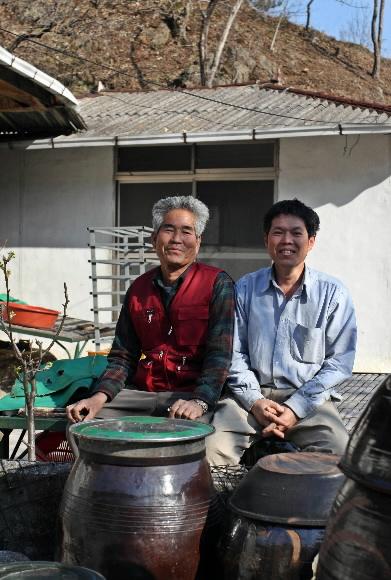 김옥곤 할아버지(왼쪽)와 아들 종복씨.