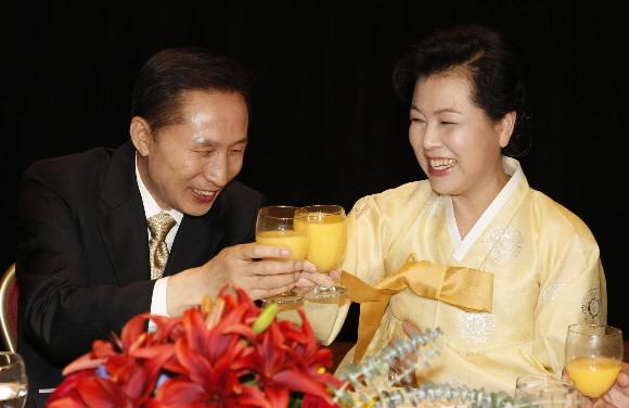 이명박 대통령과 김윤옥 여사가 16일 저녁(현지시간) 미국 워싱턴 캐피털 힐튼 호텔에서 열린 동포 리셉션에 참석해 오렌지 주스로 건배하고 있다. 워싱턴 최해국특파원 seaworld@seoul.co.kr