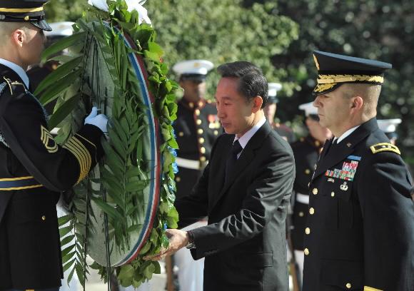 알링턴 묘지 헌화  이명박 대통령이 17일 오전(현지시간) 워싱턴 알링턴 국립묘지를 방문 무명용사의 탑에 헌화하고 있다. 워싱턴 최해국특파원 seaworld@seoul.co.kr