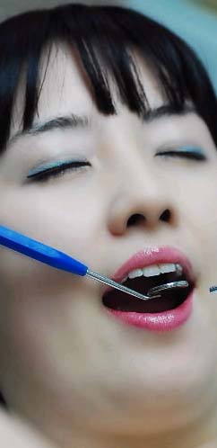 식욕이 없어지고 입 점막이 갈라지기 시작하면 구강건조증을 의심해야 한다.사진은 치경(치과 진료용 거울)으로 구강건조증 검사를 하는 모습. 램브란트치과선릉 제공