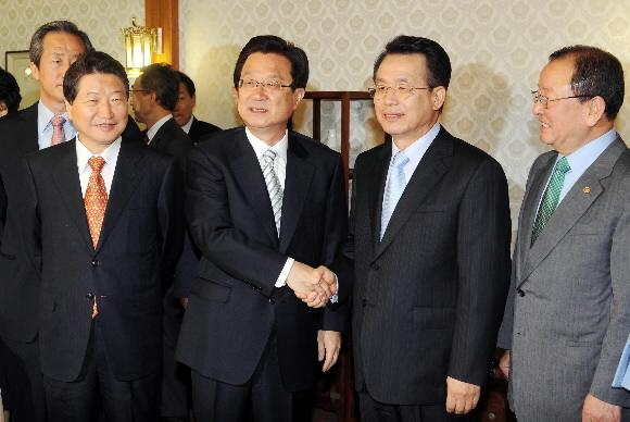 18일 총리공관에서 열린 고위당정회의에 앞서 강재섭(왼쪽에서 세 번째) 한나라당 대표와 한승수(왼쪽에서 네 번째) 국무총리가 악수를 나누고 있다. 이언탁기자 utl@seoul.co.kr