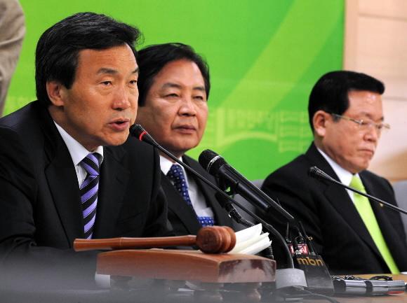 통합민주당 손학규 대표가 18일 서울 당산동 당사에서 열린 최고위원회의에서 뉴타운 공약 논란 등에 대한 입장을 밝히고 있다. 이언탁기자 utl@seoul.co.kr