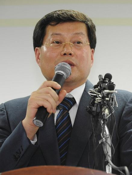 김용철 변호사가 18일 오전 서울 한남동 삼성특검 사무실에 있는 기자실을 찾아 특검 수사결과를 강력 비판하고 있다. 도준석기자 pado@seoul.co.kr