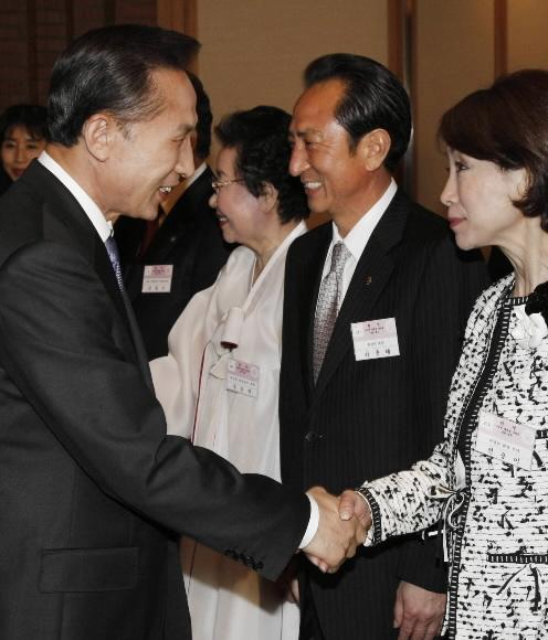 이대통령 재일동포 격려  미국 순방을 마치고 일본에 도착한 이명박 대통령이 20일 도쿄 데이고쿠호텔에서 열린 동포리셉션에서 참석자들과 반갑게 악수하고 있다. 도쿄 최해국특파원 seaworld@seoul.co.kr