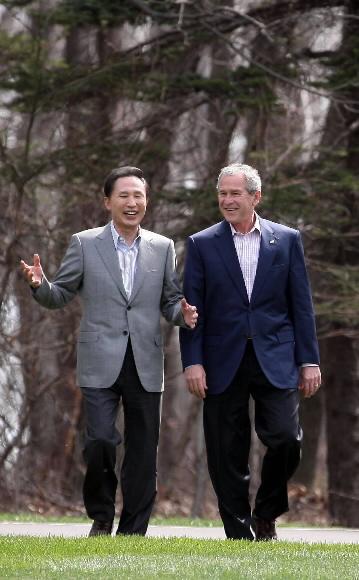 이명박 대통령(사진 왼쪽)과 조지 부시 미국 대통령
