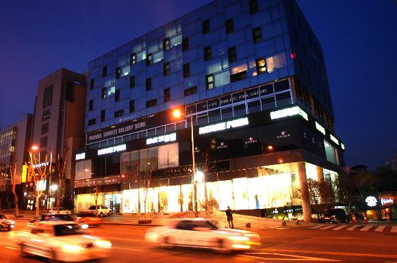 ‘예술의 거리’의 상징물이 될 청담사거리 네이처 포엠 건물.유명화랑 14개가 이미 문을 열어 새 데이트 코스로 인기높다.