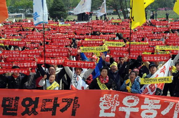 성난 農心 24일 정부과천청사 운동장에서 전국 한우협회 소속 축산농민 6000여명이 정부의 미국산 쇠고기 수입결정에 항의하며 수입결정 철회를 촉구하고 있다. 이호정기자 hojeong@seoul.co.kr