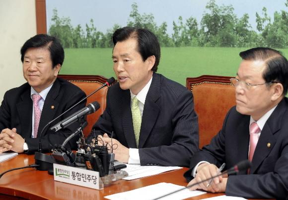 통합민주당 김효석(가운데) 원내대표가 24일 박병석(왼쪽) 국회 정무위원장과 최인기 당 정책위의장 등이 참석한 원내대책회의에서 한·미 쇠고기협상 청문회 추진 방안을 설명하고 있다. 김명국기자 daunso@seoul.co.kr