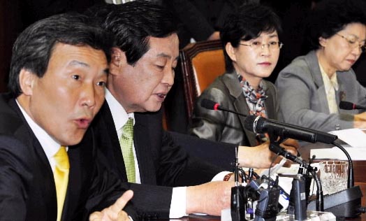 통합민주당 손학규(왼쪽), 박상천 대표가 25일 국회에서 열린 최고위원회의에서 청와대 오찬 내용을 설명하고 있다. 이언탁기자 utl@seoul.co.kr