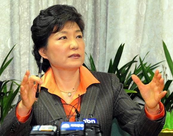박근혜 전 한나라당 대표가 25일 의원회관에서 차기 전당대회 불출마를 전제로 한 친박 탈당 인사들의 복당을 촉구하는 기자회견을 하고 있다. 이언탁기자 utl@seoul.co.kr
