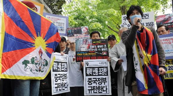 ‘티베트 평화연대’에 참여하고 있는 참여불교재가연대 회원들이 29일 서울 종로구 효자동 중국대사관 앞에서 베이징올림픽 성화 서울 봉송 당시 일어난 중국 유학생들의 폭력 시위를 규탄하고 있다. 손형준기자 boltagoo@seoul.co.kr