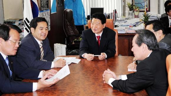 한나라당 안상수(가운데) 원내대표 등이 29일 국회에서 열린 원내대책회의에 앞서 참석자들과 이야기를 나누고 있다. 김명국기자 daunso@seoul.co.kr