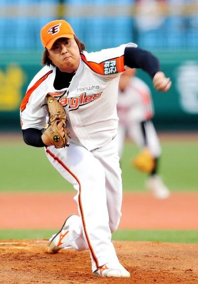 한화 류현진이 30일 대전에서 열린 SK와의 프로야구 경기에서 이를 악문 채 묵직한 공을 찔러넣고 있다. 대전 최재원기자 shine@sportsseoul.com