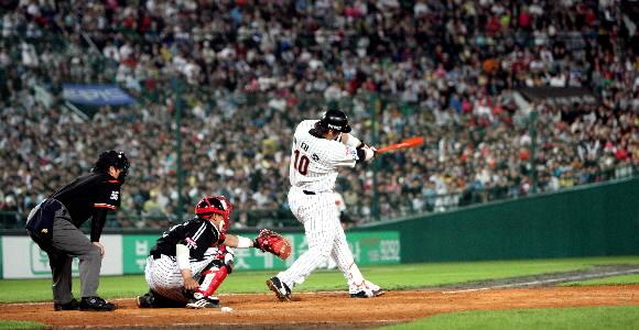 관중 30만 돌파   롯데 이대호가 1일 프로야구 LG와의 사직경기 5회말 2사에서 안타를 쳐내고 있다. 이날 사직구장은 그치지 않는 롯데의 돌풍에 힘입어 전체 구단 가운데 처음으로 시즌 누적 관중 30만명을 돌파했다. 부산 배우근기자 kenny@sportsseoul.com