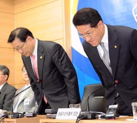 “걱정 마십시오” 정운천(오른쪽) 농림수산식품부 장관과 김성이 보건복지가족부 장관이 2일 오후 서울 세종로 외교통상부 콘퍼런스룸에서 미국산 수입쇠고기 수입과 관련해 설명하기에 앞서 인사를 하고 있다. 정연호기자 tpgod@seoul.co.kr