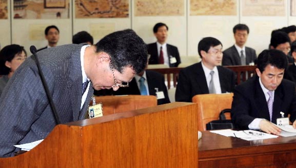 “할말 없습니다” 변창률 대구시 부교육감이 2일 국회 교육위원회에서 초등생 성폭력 사태와 관련한 보고를 하기에 앞서 의원들에게 고개를 숙여 인사하고 있다. 김명국기자 daunso@seoul.co.kr