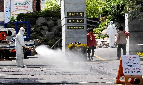구청도 AI 비상 방역 요원들이 6일 조류인플루엔자(AI) 발생이 첫 확인된 서울 광진구청의 입구 바닥에 소독액을 살포하고 있다. 이번 AI는 지난 5일 구청사내 자연학습장에서 기르던 꿩과 닭에서 발생한 것으로 판명됐으며, 인체 감염 여부는 확인되지 않았다. 류재림기자 jawoolim@seoul.co.kr