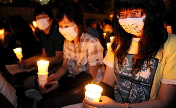 6일 밤 서울 영등포구 여의도 국회의사당 앞에서 시민과 학생들이 미국산 쇠고기 수입 정책 철회를 촉구하며 촛불을 들고 침묵시위를 하고 있다. 손형준기자 boltagoo@seoul.co.kr