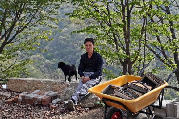 선득영씨와 선씨를 잘 따르는 새끼 염소 깜순이. 깜순이는 얼마전 뜨거운 쇠죽가마에 빠져 걷는 게 성치 못하다.