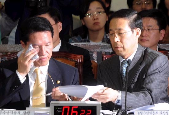 정운천(왼쪽) 농림수산식품부 장관이 7일 국회 농림해양수산위원회에서 열린 ‘쇠고기 청문회’에서 의원들과 질의응답을 하던 중 긴장한 듯 땀을 닦고 있다. 김명국기자 daunso@seoul.co.kr