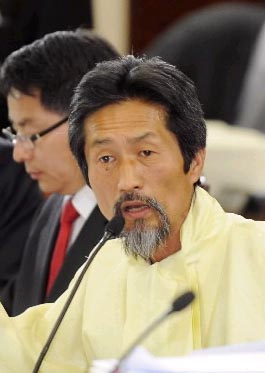 민주노동당 강기갑 의원이 7일 국회 농림해양수산위원회에서 열린 ‘쇠고기 청문회’에서 정운천 농림수산식품부 장관 등 증인들에게 질문 공세를 펴고 있다. 김명국기자 daunso@seoul.co.kr
