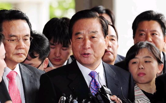 친박연대 서청원 대표가 비례대표 공천의혹과 관련한 검찰수사를 받기 위해 7일 서초동 중앙지검에 출두, 기자들의 질문에 답하고 있다. 도준석기자 pado@seoul.co.kr