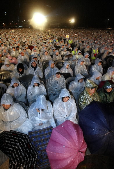 지난 3월 시청앞 서울광장에서 열린 한국교회 부활절 연합예배 모습. 최근 성경으로 돌아가 한국 교회의 갱신과 개혁을 이루자는 운동이 신학자들 사이에 일고 있다. 서울신문 포토라이브러리